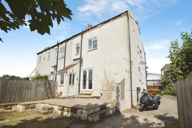 2 bed property, in Wrenthorpe Road, £145,000