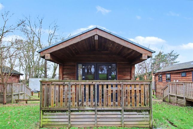 2 bed property, in Woodlakes Park, £60,000