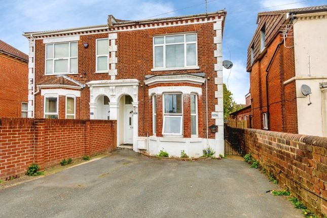 2 bed property, in Avenue Road, £220,000