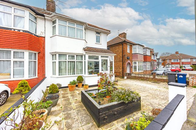 3 bed property, in Colin Close, £585,000