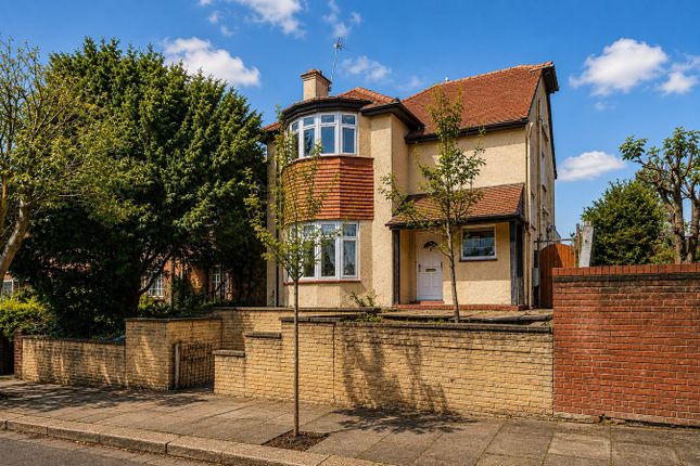 3 bed property, in Highland Avenue, £749,950