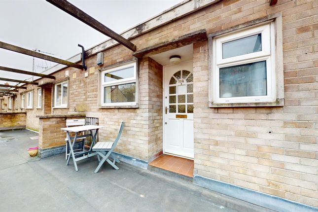 2 bed property, in Fortescue Road, £130,000
