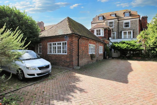 1 bed property, in North Street, £180,000