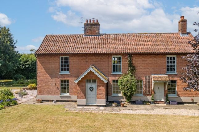 5 bed property, in Wood Farm, £550,000