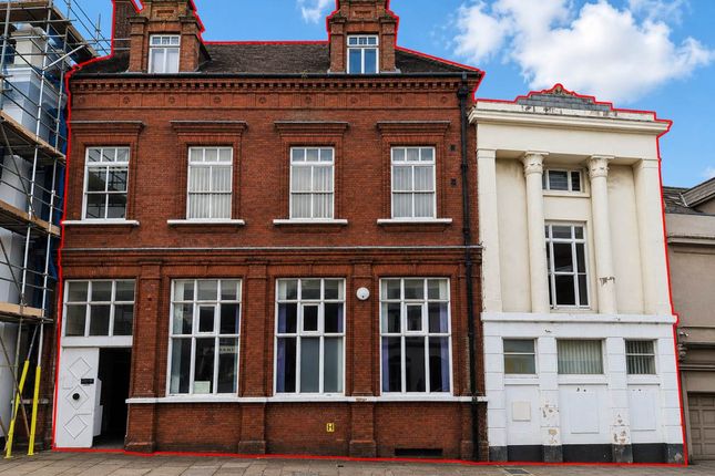 13 bed property, in Market Hill, £900,000