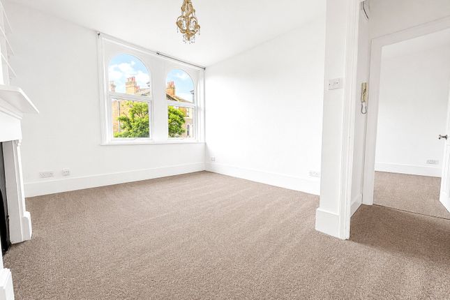 2 bed property, in Mount Pleasant Road, £375,000