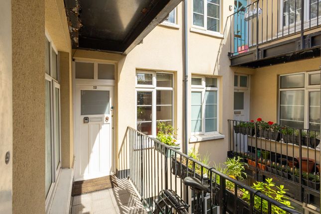 2 bed property, in Harrington Hill, £325,000