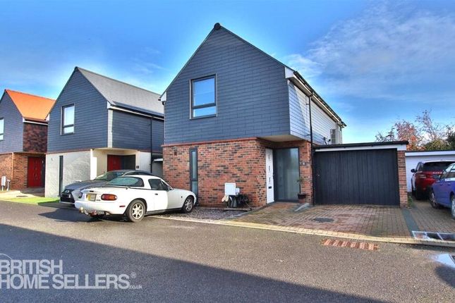 3 bed property, in Queens Head Close, £390,000