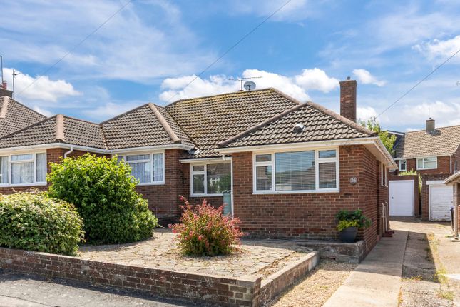 2 bed property, in Hill Farm Way, £350,000