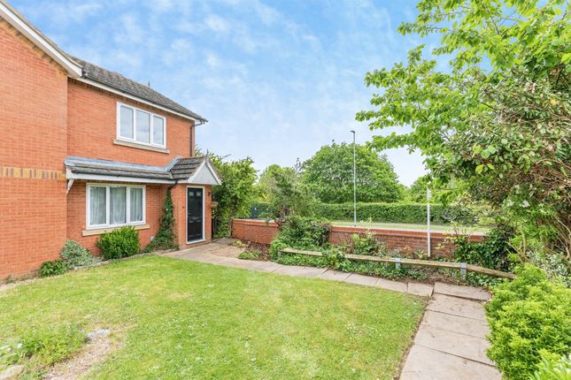 2 bed property, in Cross Waters Close, £210,000