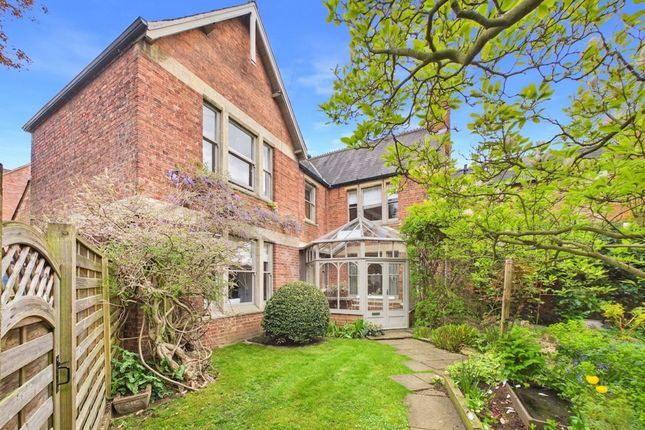 5 bed property, in Rutland Lodge, £750,000