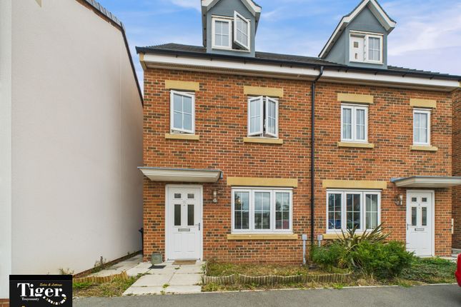 3 bed property, in Blackfield Gardens, £215,000