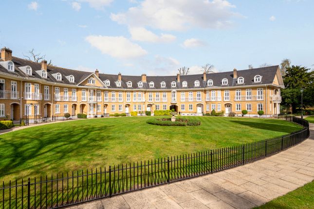 6 bed property, in Lakeside Grange, £1,395,000