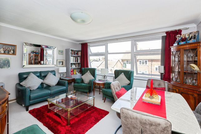 2 bed property, in Chestnut Avenue North, £475,000