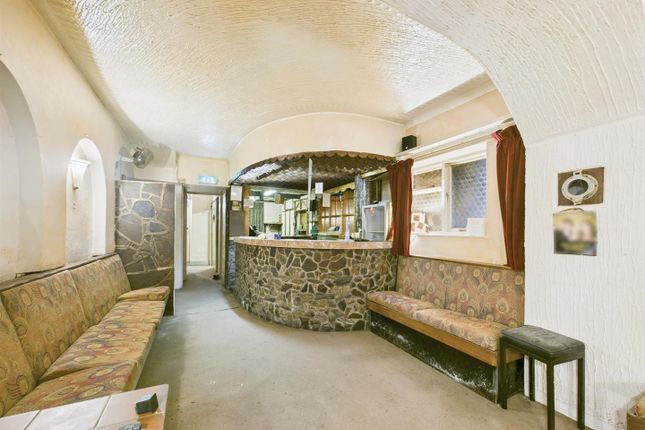 3 bed property, in Paddock Street, £80,000