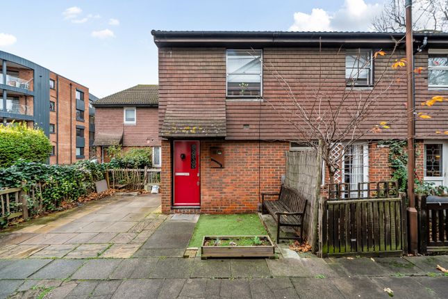 1 bed property, in Abbeyfield Road, £300,000