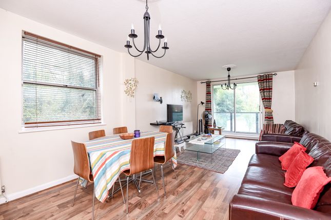 2 bed property, in Woolmead Avenue, £380,000