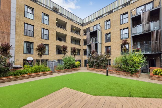 2 bed property, in Pulse Court, £280,000