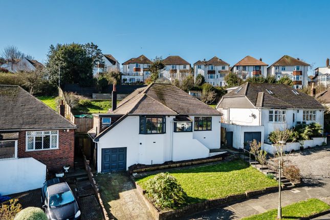 5 bed property, in Valley Drive, £900,000