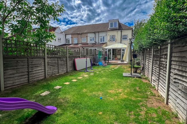 1 bed property, in First Avenue, £425,000