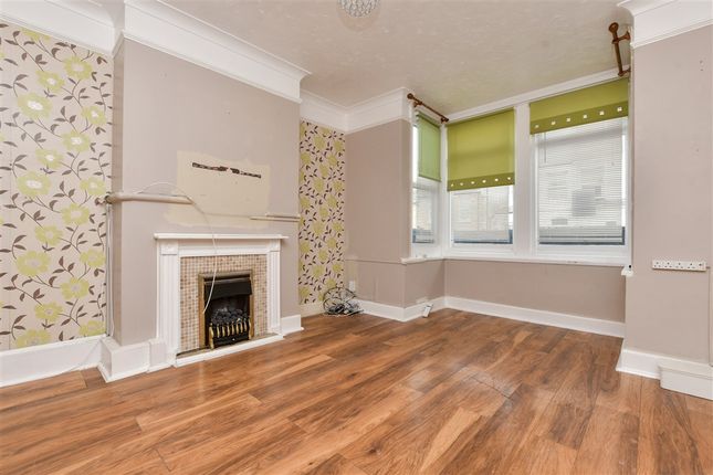 3 bed property, in Victoria Avenue, £240,000