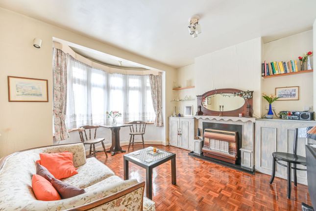 1 bed property, in Braemar Avenue, £225,000