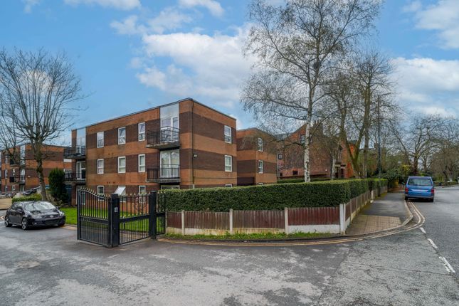 2 bed property, in Urmston Lane, £117,000