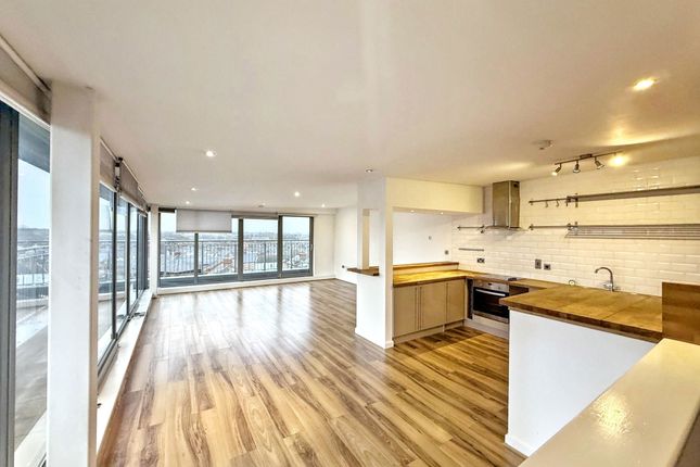 2 bed property, in Woodland Road, £70,000