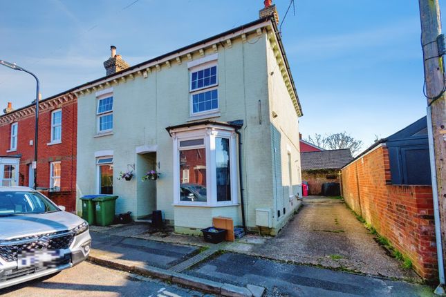 2 bed property, in Brighton Road, £210,000