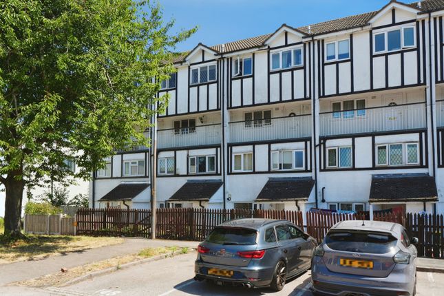 3 bed property, in Scribbans Close, £90,000