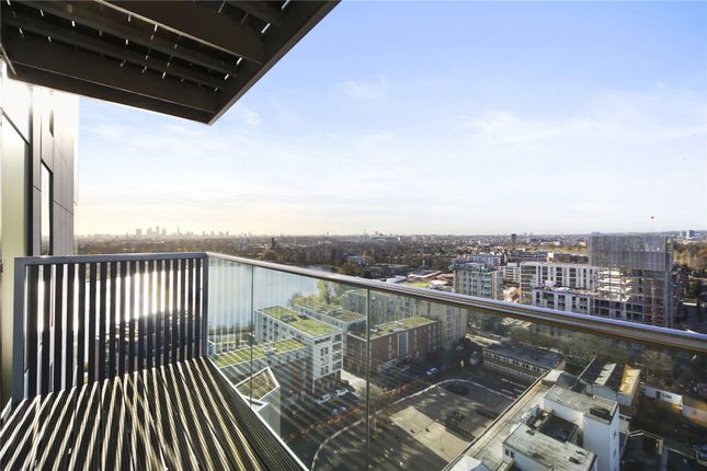 2 bed property, in Woodberry Grove, £475,000