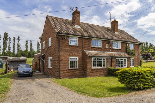 3 bed property, in Crown Cottages, £325,000