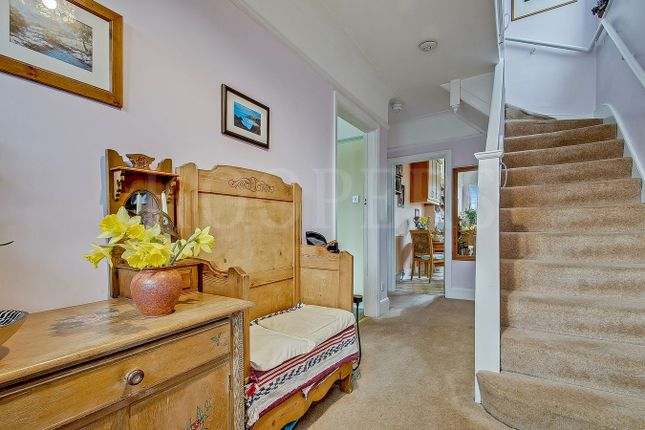 5 bed property, in Dollis Hill Avenue, £850,000