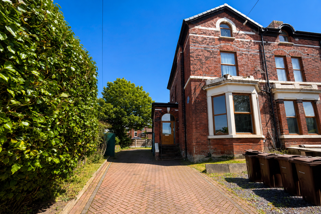 2 bed property, in Pembroke Road, £80,000