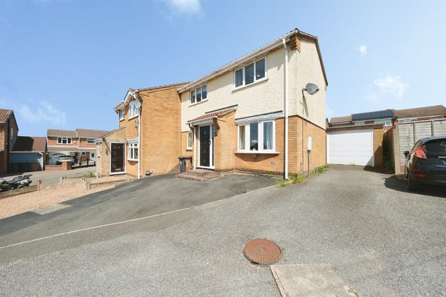 3 bed property, in Hay Wain Lane, £235,000