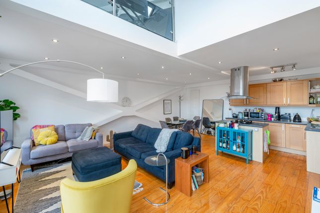 2 bed property, in London, £815,000