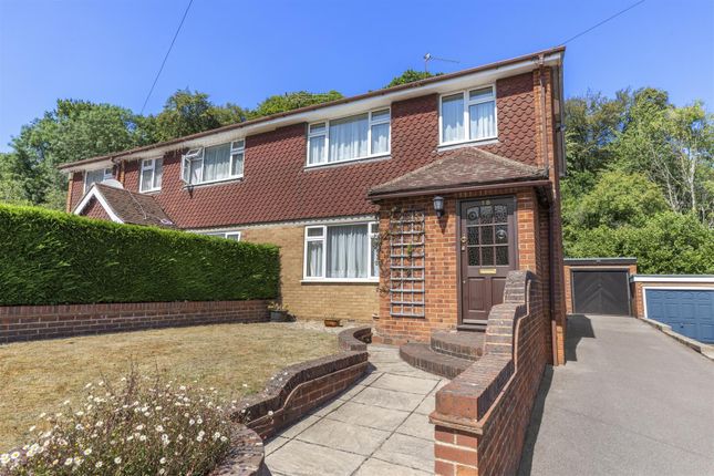 3 bed property, in Leas Close, £425,000