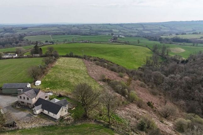 9 bed property, in Llanpumsaint, £360,000