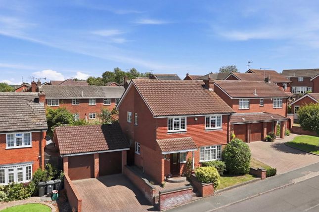 4 bed property, in Halstow Way, £500,000
