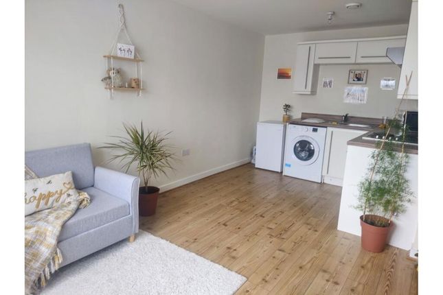 1 bed property, in Peel Close, £180,000