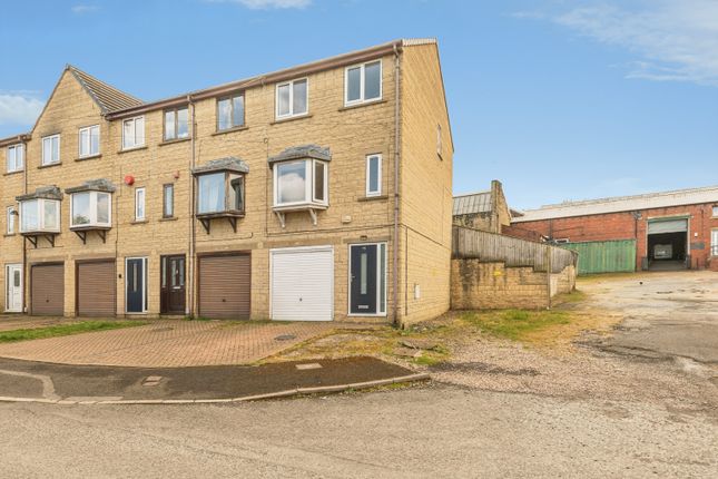 3 bed property, in Stoney Cross Street, £190,000