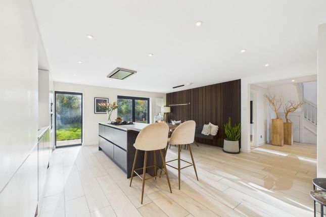 6 bed property, in Plains Farm Close, £800,000