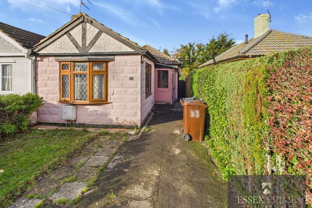 2 bed property, in Two Bedroom Bungalow Inglenook Rd CO15, £170,000