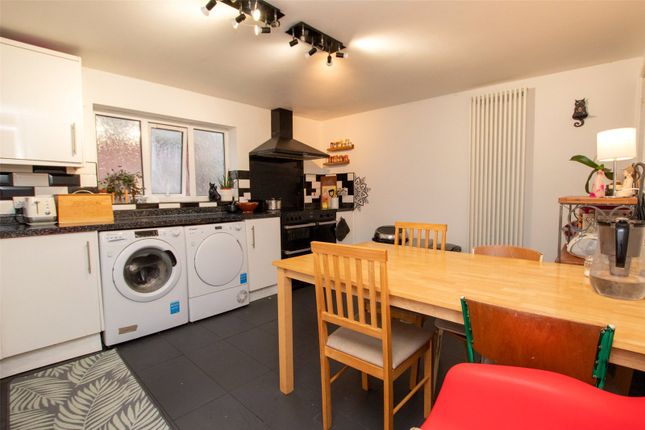 2 bed property, in Orchard Street, £160,000