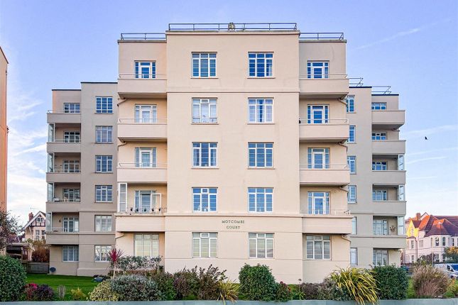 2 bed property, in Bedford Avenue, £250,000