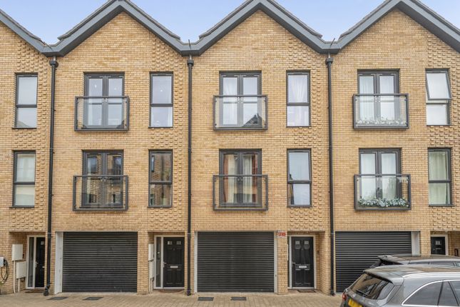 3 bed property, in Daffodil Close, £625,000