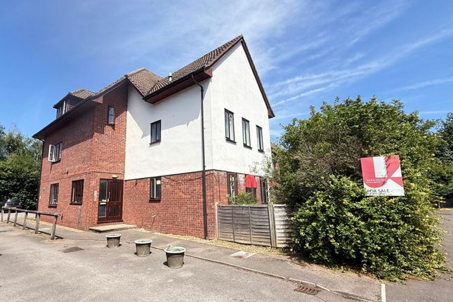 1 bed property, in Kingston Avenue, £170,000