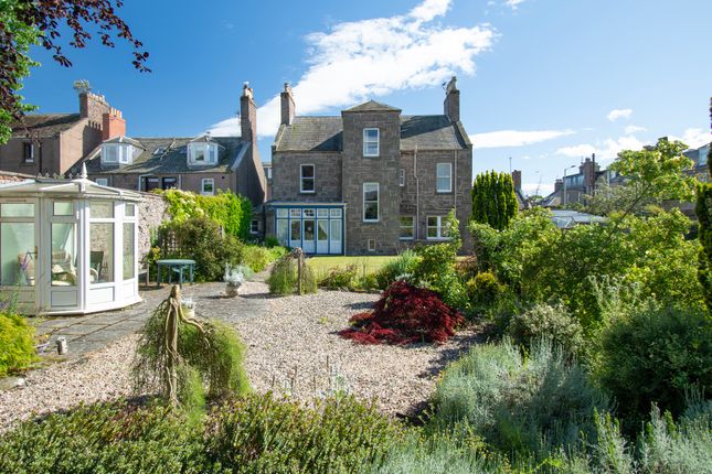 5 bed property, in Union Street, £299,950