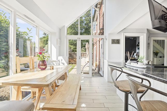 5 bed property, in Avonside Court, £750,000