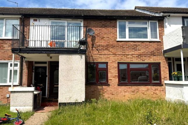 2 bed property, in 8 Cherrydown Walk, £150,000